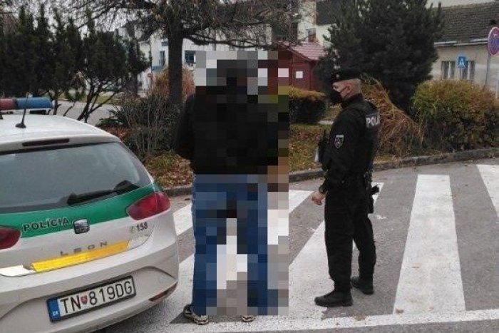 Ilustračný obrázok k článku Vyhýbal sa ilavskej BASE: Pred policajtmi z Trenčína sa muž skrýval za matracom