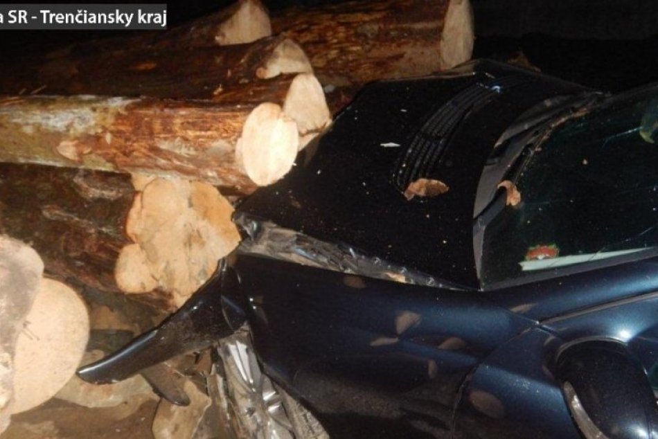 Ilustračný obrázok k článku Nehoda v okrese Považská: Opitý mladík PRERAZIL plot, skončil v kope dreva, FOTO
