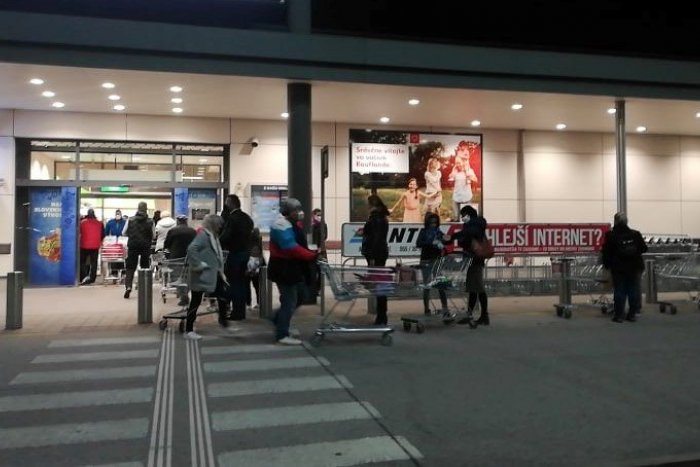 Ilustračný obrázok k článku Lockdown zatiaľ nemáme a Košičania už stoja v dlhých radoch pred obchodom, FOTO