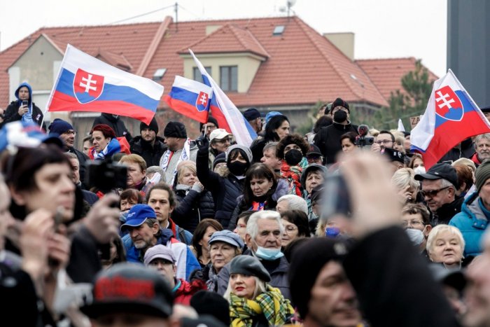 Ilustračný obrázok k článku V Bratislave sú plné ulice protestujúcich: Niektorí sa DOBÝJALI do parlamentu! FOTO