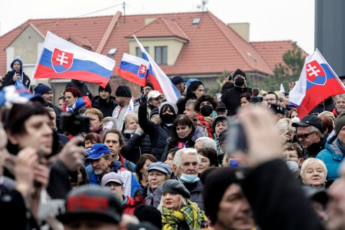 Ilustračný obrázok k článku V Bratislave sú plné ulice protestujúcich: Niektorí sa DOBÝJALI do parlamentu! FOTO