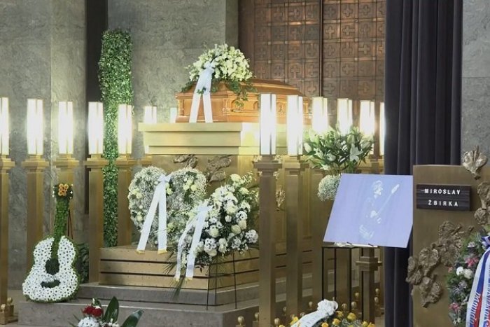 Ilustračný obrázok k článku Odišiel symbol SLUŠNOSTI: Rodina a smútoční hostia sa naposledy rozlúčili s Mirom Žbirkom