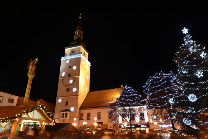 Ilustračný obrázok k článku Horúci punč, medovina aj koncerty: Otvorenie Vianočných trhov v Trnave sa blíži