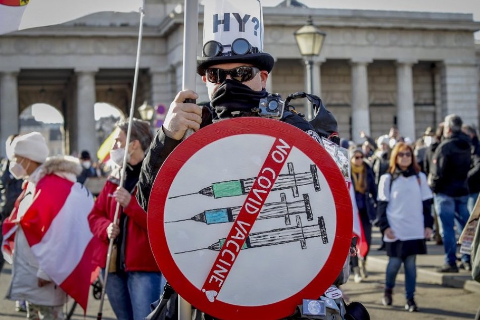 Ilustračný obrázok k článku Vyhrotená atmosféra vo Viedni: Proti opatreniam protestovali desaťtisíce ľudí, VIDEO