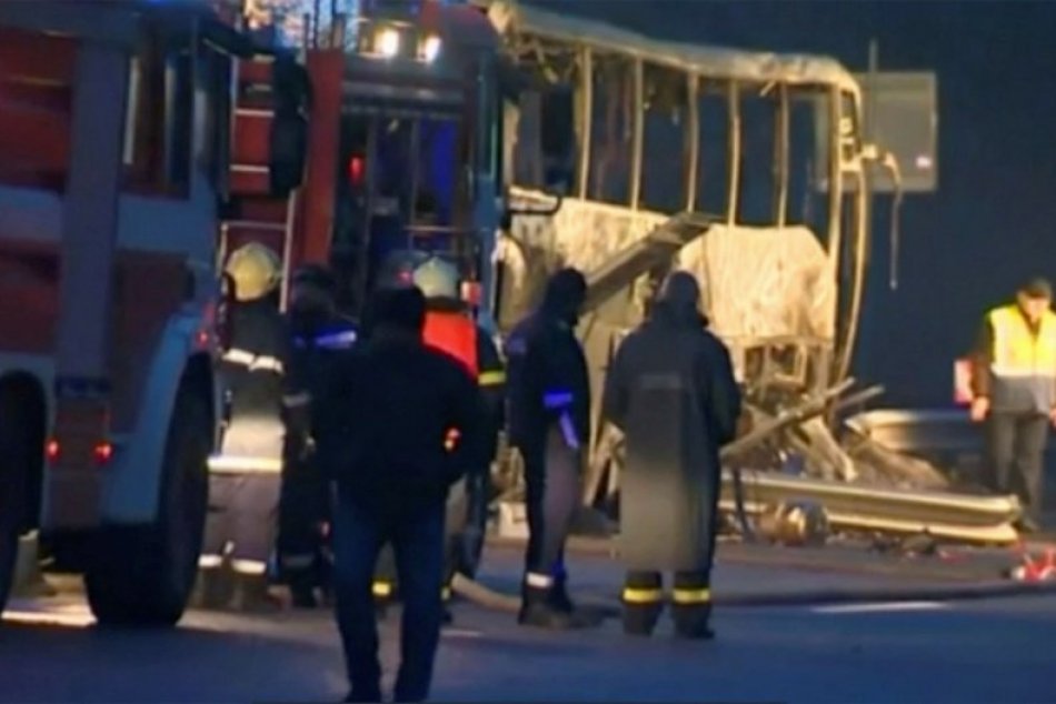 Ilustračný obrázok k článku HROZIVÉ následky nehody autobusu: Zranilo sa 11 ľudí, vodiča museli vyslobodiť