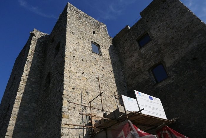 Ilustračný obrázok k článku Práce na hrade Strečno pokračujú: Severný palác bude hotový ešte tento rok, FOTO