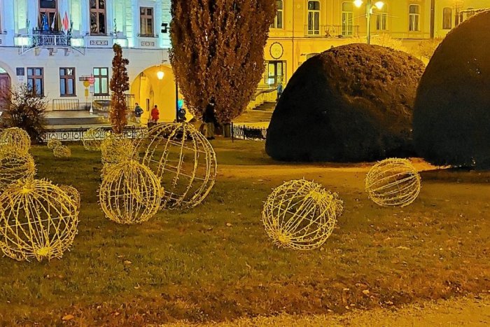 Ilustračný obrázok k článku PREMIÉRA vianočných výzdob v Prešove: Po novom máme ľadové kryštály aj veľké gule, FOTO