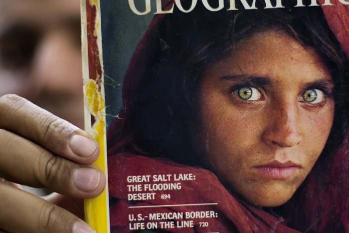 Ilustračný obrázok k článku Zelenooké "Afganské dievča" z obálky National Geographic evakuovali do Talianska