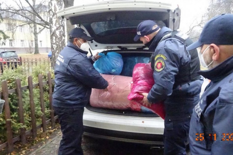 Ilustračný obrázok k článku Mestskí policajti priložili ruku k dielu: Vo Zvolene pomohli rodinám v núdzi, FOTO