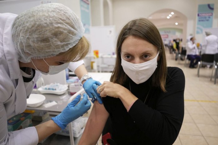 Ilustračný obrázok k článku Cez víkend sa bude očkovať: Vakcínu vám podajú v kultúrnom dome aj v poliklinike