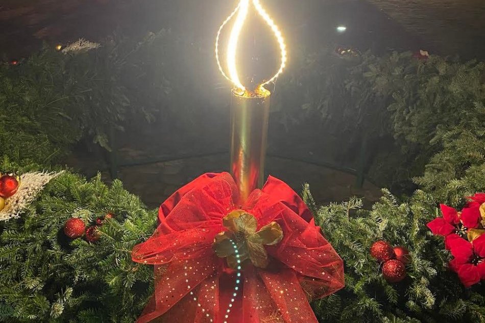 Ilustračný obrázok k článku Námestie ožilo veľkým symbolom Vianoc: Dominanta adventu je na svojom mieste, FOTO