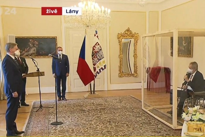 Ilustračný obrázok k článku Kuriózne menovanie českého premiéra: Zeman ho vymenoval cez priehľadnú stenu