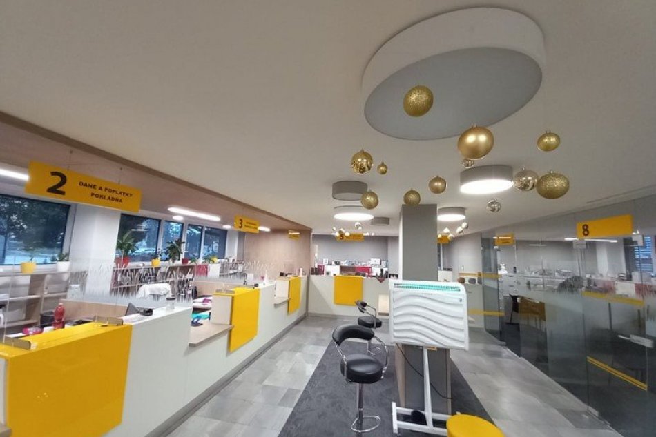 Ilustračný obrázok k článku Sviatočná nálada panuje aj na úrade: Vybavovačky vám spríjemní vianočná výzdoba