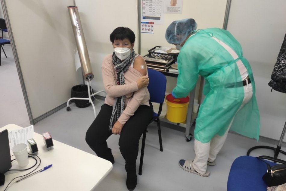 Ilustračný obrázok k článku V Nitre pokračovalo očkovanie v nákupnom centre: Vakcínu dostalo viac ako 500 ľudí