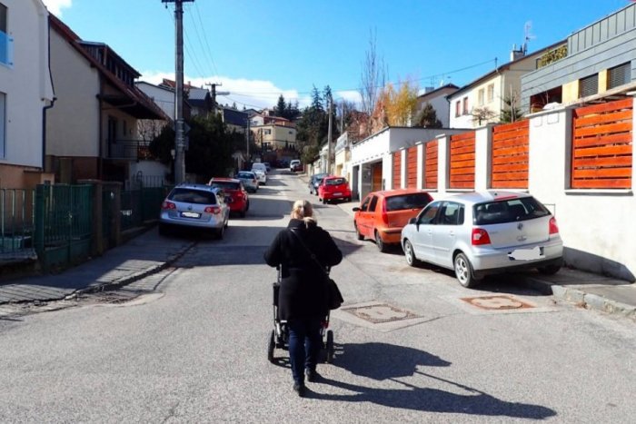 Ilustračný obrázok k článku Parkovaniu na chodníkoch je KONIEC. Mnohí bratislavskí vodiči budú "nahratí"