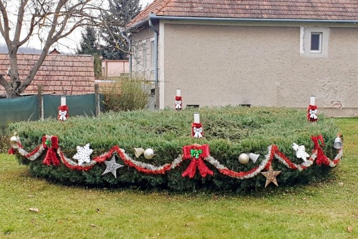 Ilustračný obrázok k článku Vianočná atmosféra v neďalekej obci: Obyvateľov už teší veľký adventný veniec