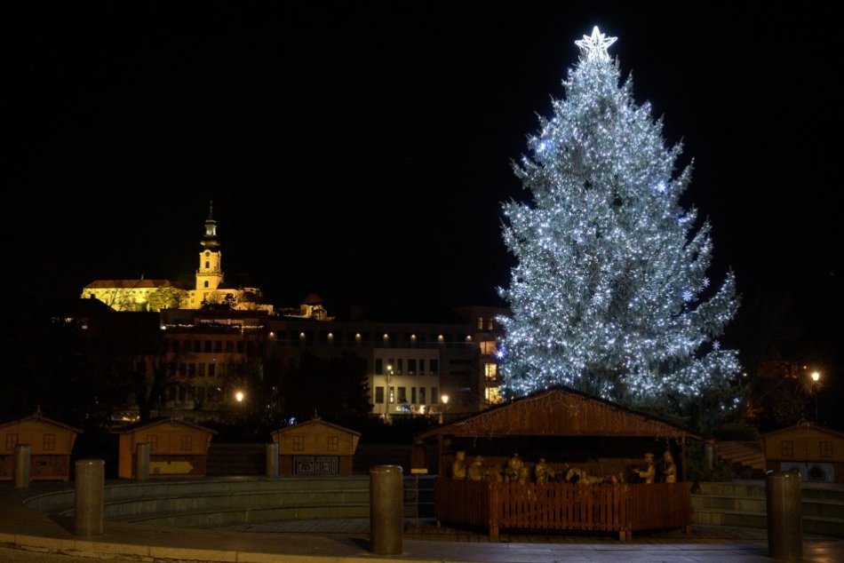 Ilustračný obrázok k článku Vianočné mestečko v Nitre spí: Stromček na námestí už svieti, FOTO