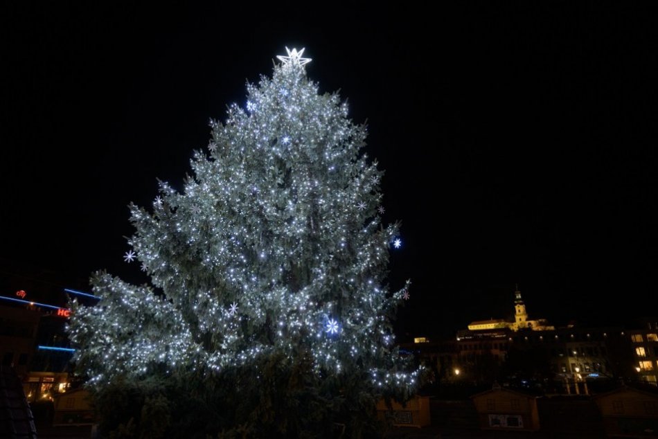 Ilustračný obrázok k článku Svätoplukovo námestie už zdobí vianočný stromček: KEDY ho rozsvietia?