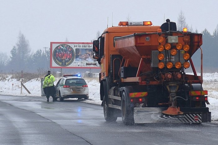 Ilustračný obrázok k článku Silná poľadovica ochromila dopravu: Cestári reagujú na uzavretú D1 pri Považskej