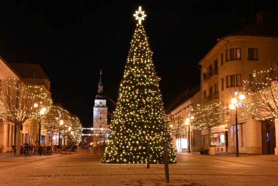 Ilustračný obrázok k článku Vianočná Trnava je ešte krajšia: Centrum mesta rozžiarila nová výzdoba, FOTO