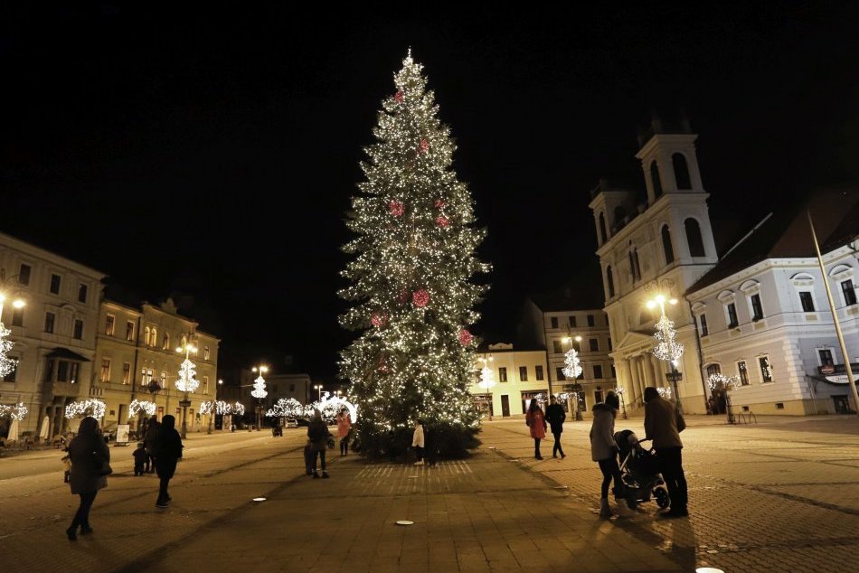 Ilustračný obrázok k článku Trhy nie sú, platí zákaz vychádzania: Má vianočná výzdoba v Bystrici zmysel? FOTO