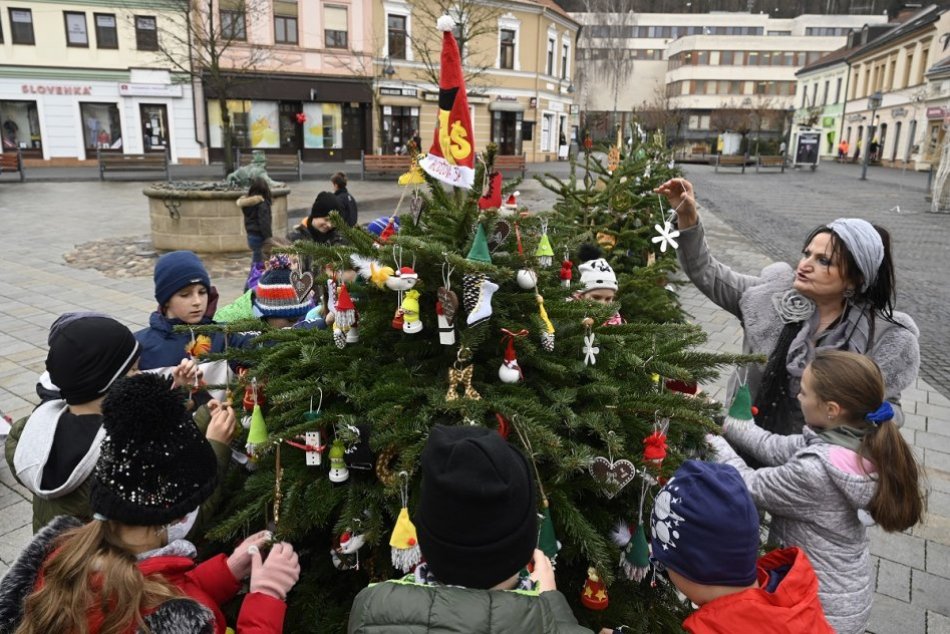 Ilustračný obrázok k článku Na Štúrovom námestí v Trenčíne vyrastie vianočný lesík: Stromčeky ozdobia školáci, FOTO