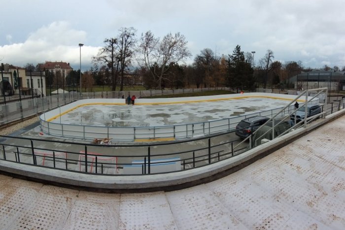 Ilustračný obrázok k článku Klzisko v Mestskom parku je takmer hotové. Kedy sa ňom budeme korčuľovať?