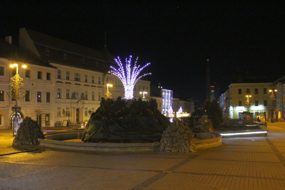 Ilustračný obrázok k článku Bystrické námestie sa ponorí do TMY: Mesto sa pripája k PROTESTNEJ akcii