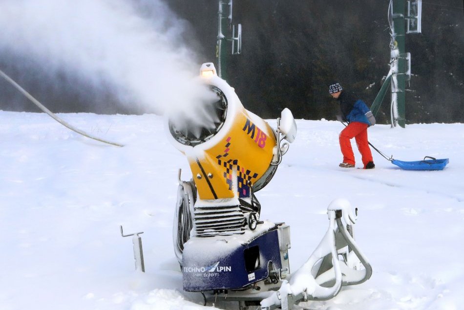 Ilustračný obrázok k článku Zima ešte nekončí: V Tatrách využili ochladenie, zjazdovky teraz znesú viac lyžiarov