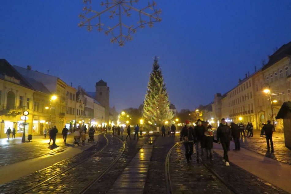 Ilustračný obrázok k článku V Košiciach začali Vianoce: Rozsvietili stromček a Hlavnú ulicu, FOTO a VIDEO
