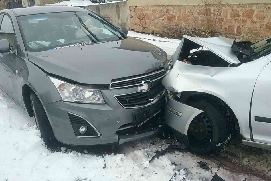 Ilustračný obrázok k článku Prvý sneh a hneď vážna nehoda: Po čelnej zrážke ohlásili dvoch zranených, FOTO