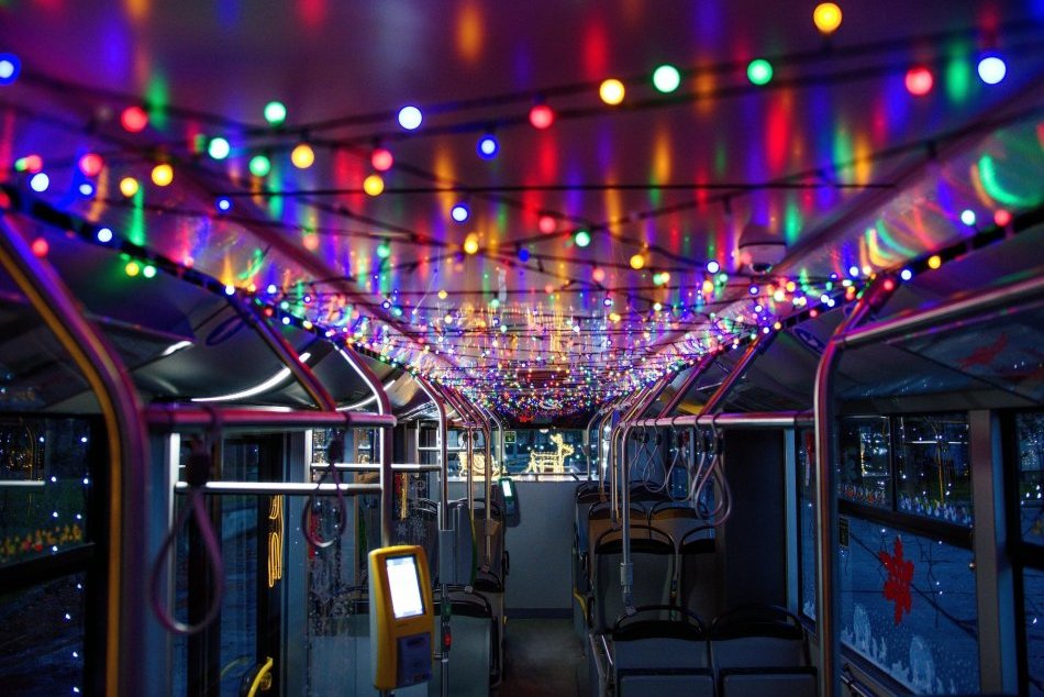 Ilustračný obrázok k článku Jazda s nezameniteľnou atmosférou: Do ulíc Žiliny vyrazil vianočný trolejbus, FOTO