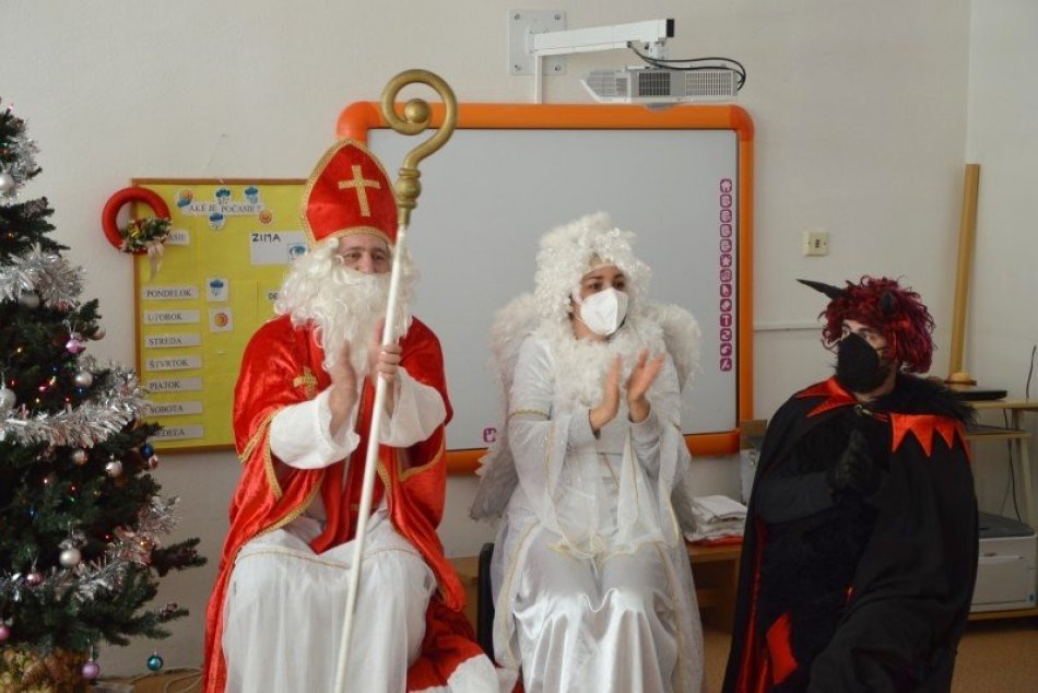 Ilustračný obrázok k článku Mikuláš na malých Šaľanov nezabudol: Rozdal viac ako 700 balíčkov