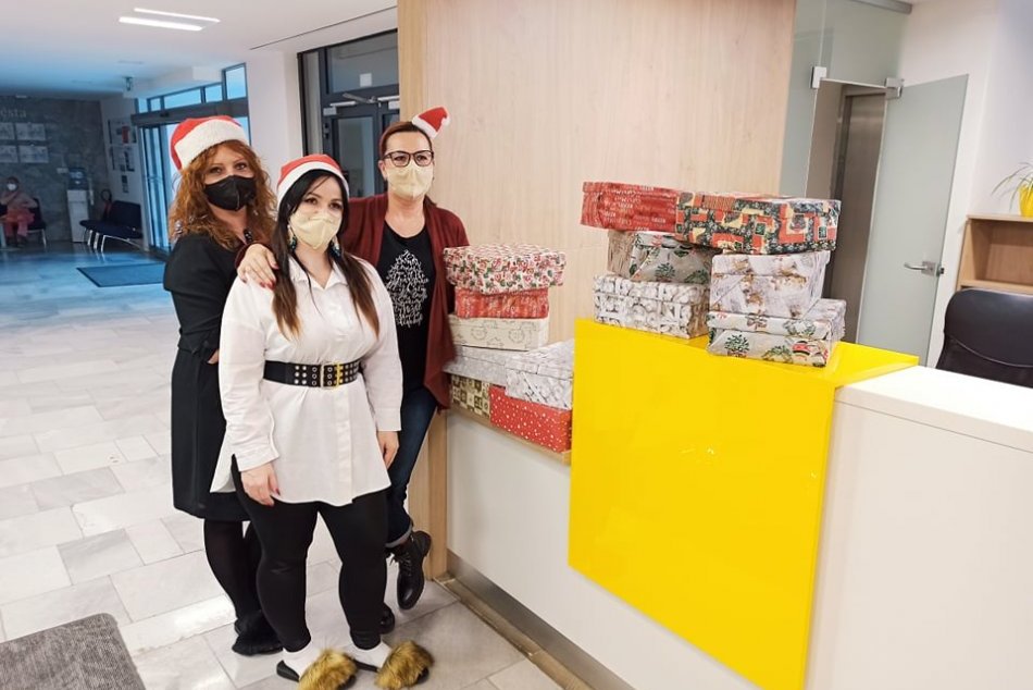 Ilustračný obrázok k článku Koľko lásky sa zmestí do krabice od topánok? Seniorov potešia aj zamestnanci úradu