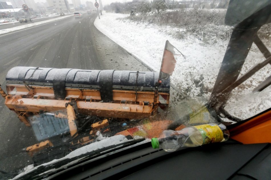 Ilustračný obrázok k článku Sneh komplikuje dopravu: Neďaleko Topoľčian sa prevrátil autobus!
