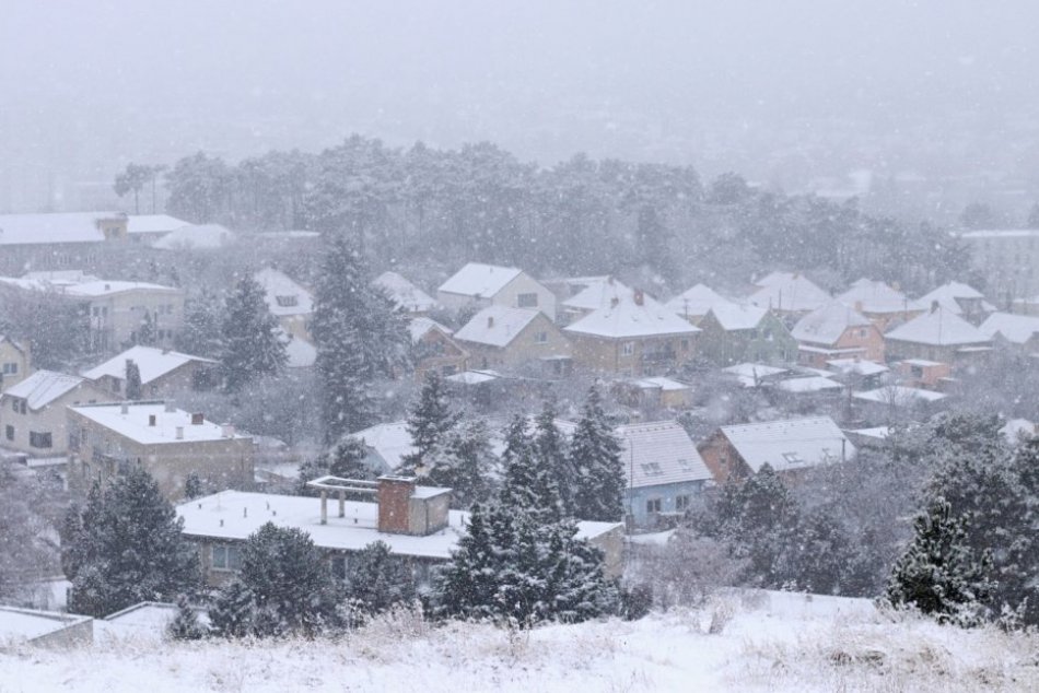 Ilustračný obrázok k článku Nitru zasypal sneh: Mestskí pracovníci sú na nohách od polnoci, FOTO