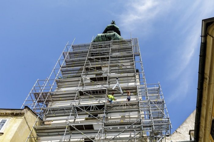 Ilustračný obrázok k článku "Pavúčí muž" v Bratislave: V maske Roberta Fica sa vyšplhal vysoko na Michalskú vežu