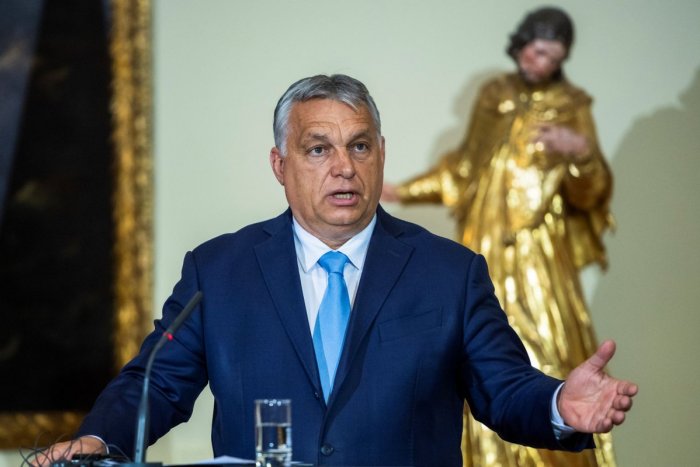 Ilustračný obrázok k článku Orbán o vrcholiacej štvrtej vlne: Na Vianoce môže byť bez strachu len ZAOČKOVANÁ rodina