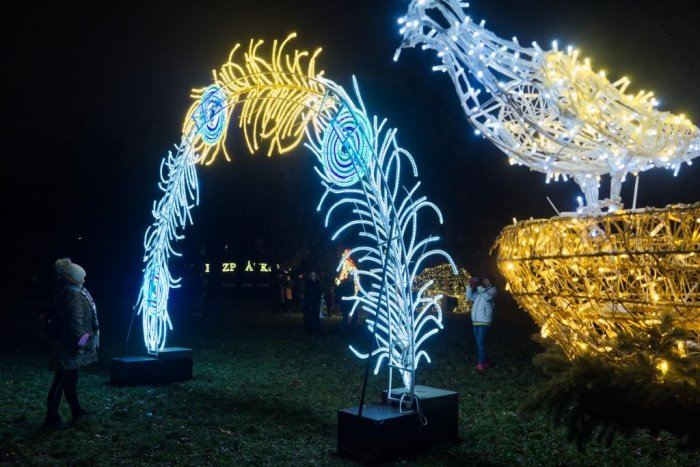 Ilustračný obrázok k článku Novinka vo vianočnej výzdobe: Mestský park rozžiarili rozprávkové bytosti, FOTO