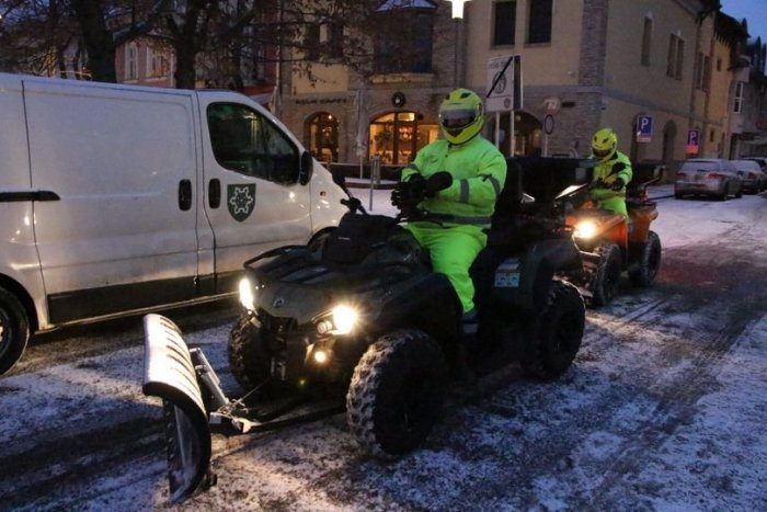 Ilustračný obrázok k článku V Zámkoch sa začala zimná údržba: Chodníky upratujú štvorkolky aj zametacie autá