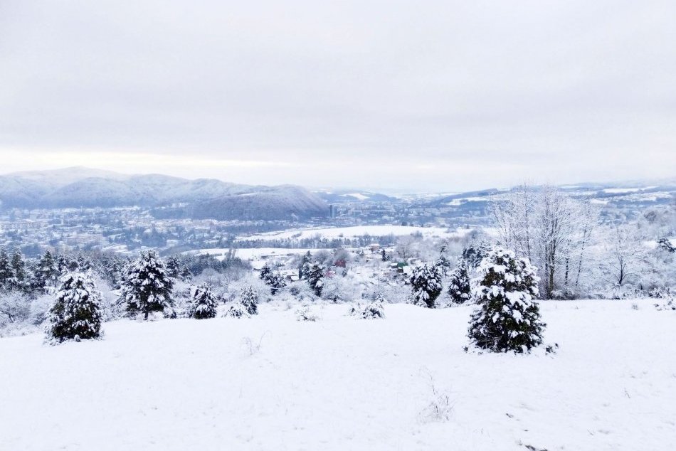 Ilustračný obrázok k článku Zima ako z ROZPRÁVKY: Spoznávate toto čarovné miesto nad Bystricou? FOTO