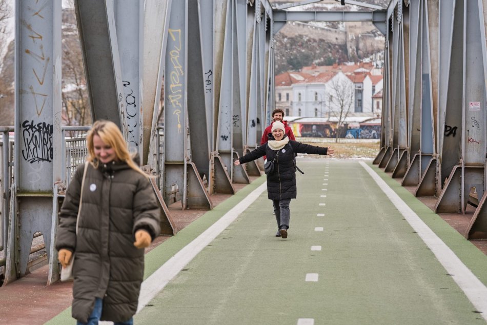 Ilustračný obrázok k článku Trenčín obohatilo umelecké dielo: Starý železničný most rozozvučia ľudské kroky
