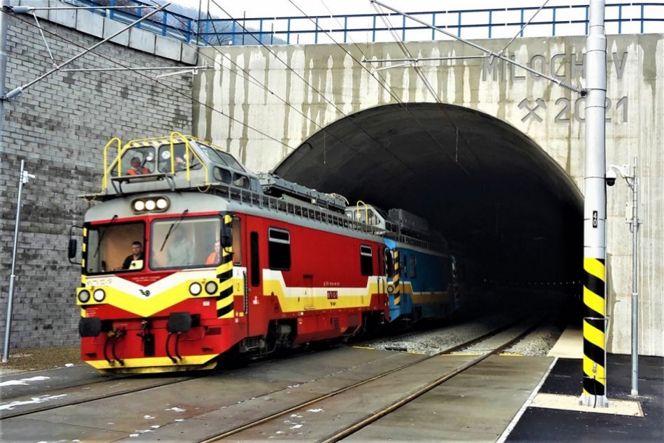 Ilustračný obrázok k článku Otvorili tunel Milochov: Ako prvý pôjde s cestujúcimi tento vlak, FOTO