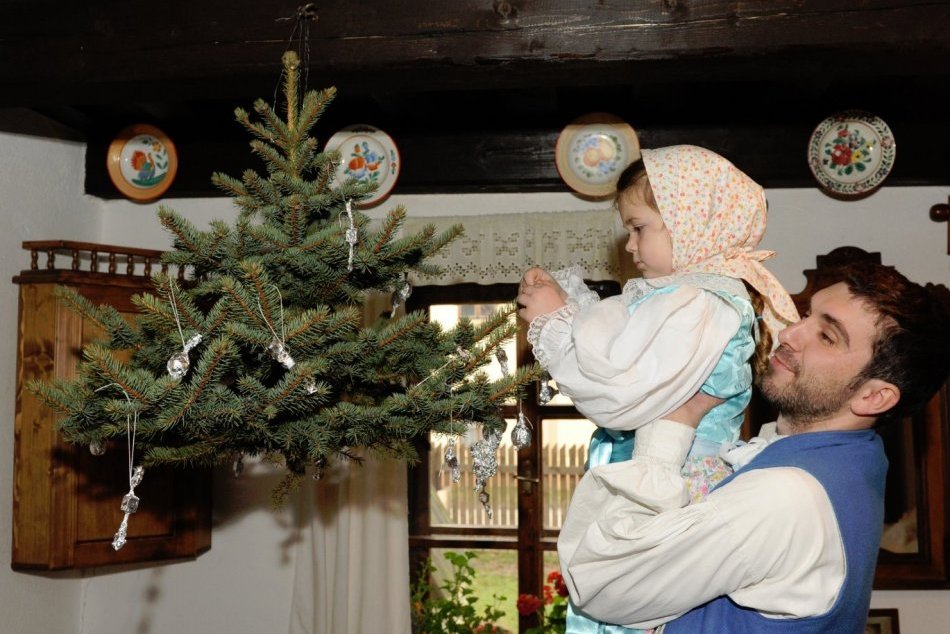Ilustračný obrázok k článku Ako išiel čas so symbolmi Vianoc: Vedeli ste, že stromček sa kupoval v TAJNOSTI?