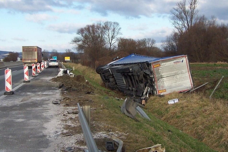 Ilustračný obrázok k článku Na diaľnici Košice – Prešov havarovali kamióny: Vodičov čakajú obmedzenia, FOTO