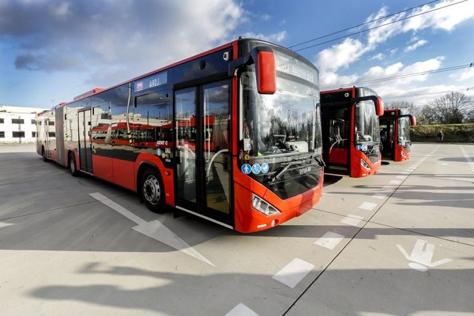 Ilustračný obrázok k článku Vianoce pre bratislavskú MHD: Po meste budú jazdiť NOVÉ, vyše 18-metrové kĺbové autobusy