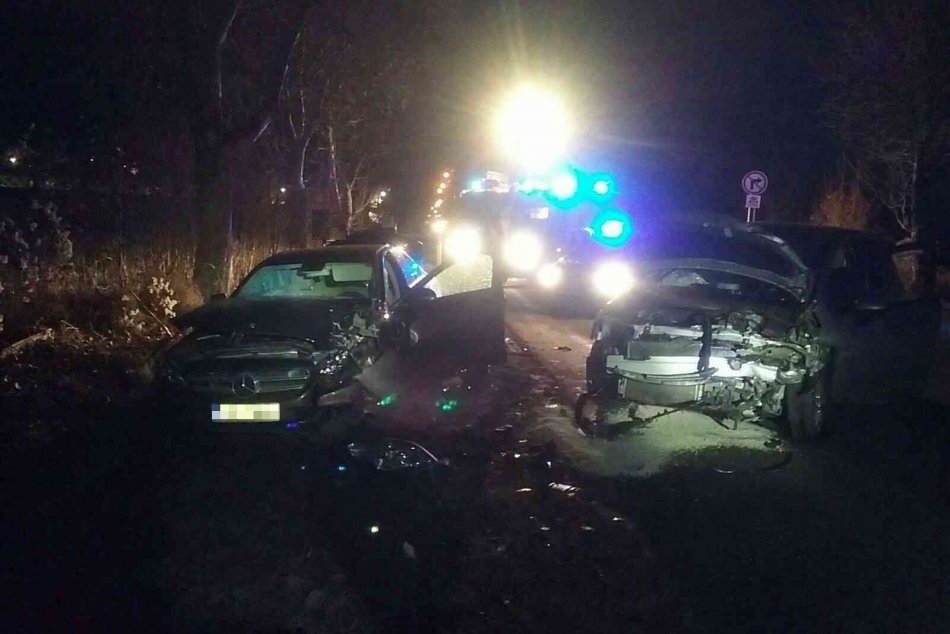Ilustračný obrázok k článku Nehoda troch áut v Dubnici nad Váhom: Z miesta hlásili dvoch zranených, FOTO