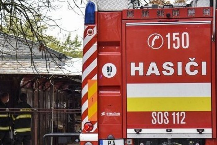 Ilustračný obrázok k článku V Trnave horel byt: Hasiči mali problémy pri evakuácii kvôli zaparkovaným autám pred domom!