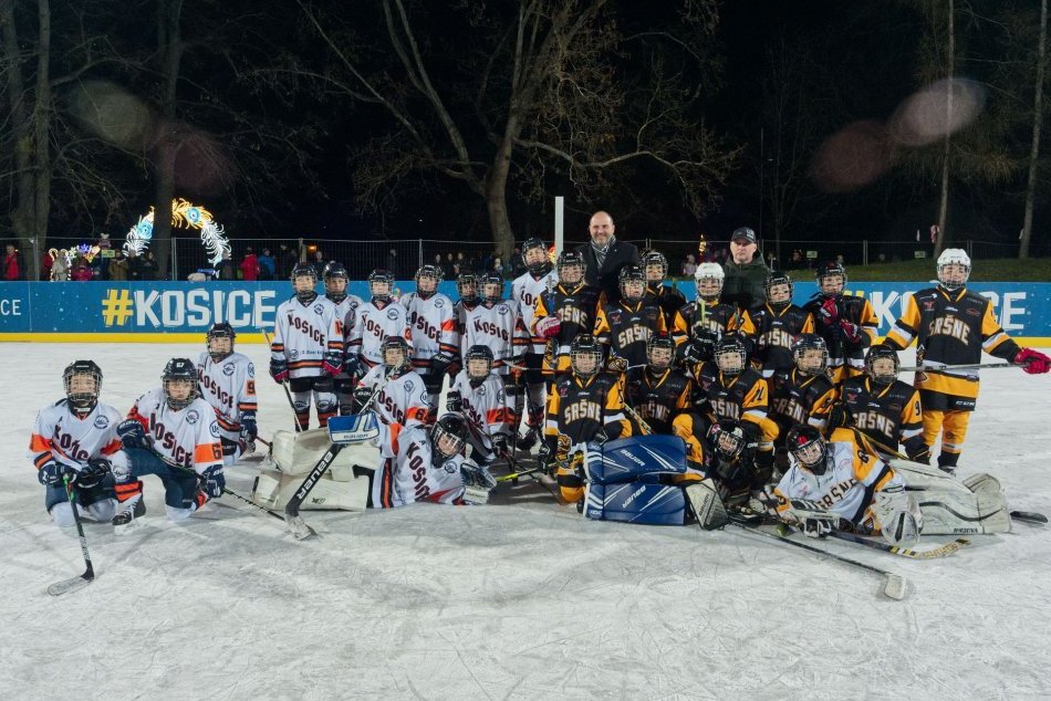 Ilustračný obrázok k článku Košické Winter Classic: Nové klzisko v parku pokrstila hokejová mládež, FOTO