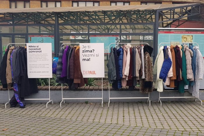 Ilustračný obrázok k článku V centre Bratislavy sa objavili VEŠIAKY s bundami a kabátmi. Prispieť môže každý
